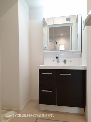 洗面設備　明るい洗面所です