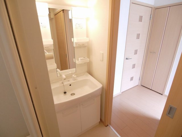 洗面設備　スペースが確保できる洗面所です