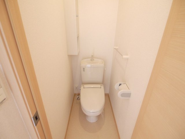トイレ　落ち着いた色調のトイレです