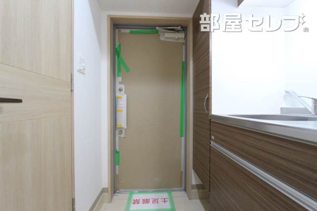 玄関　２０２号室の写真です。