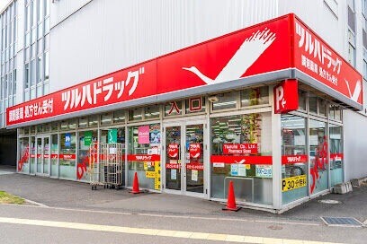 ドラックストア　調剤薬局ツルハドラッグ桑園店（ドラッグストア）まで547m