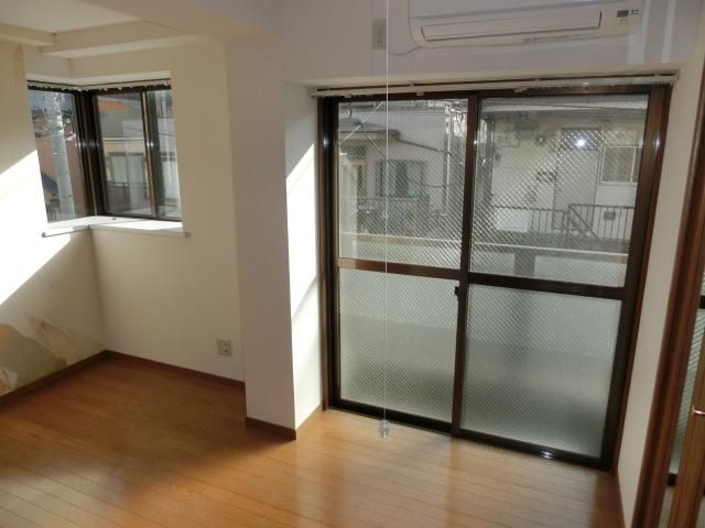 居室・リビング　角部屋　エアコン付きのお部屋