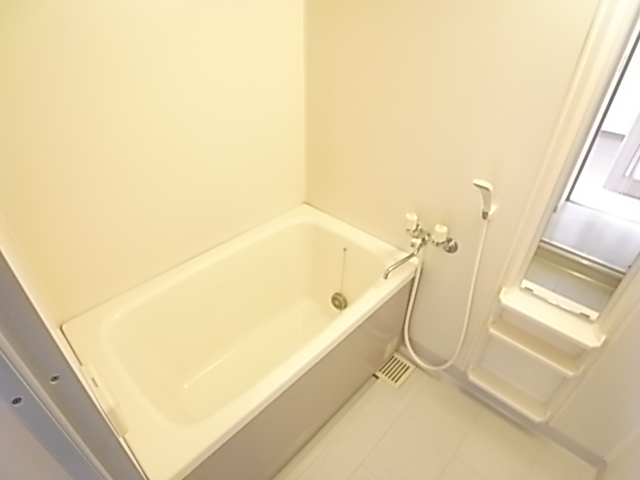 バス・シャワールーム　落ち着いた空間のお風呂です