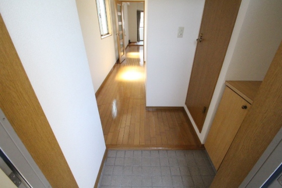 玄関　※別号室の写真です。