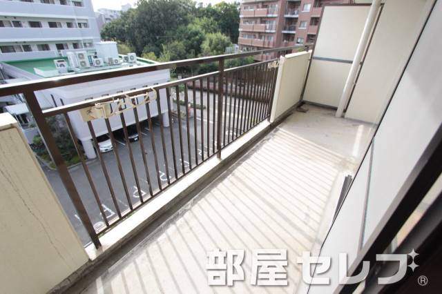 バルコニー　和室から北側洋室までつながっています。