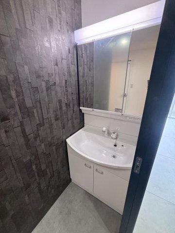 洗面設備　明るい洗面所です