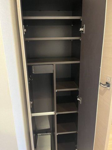 玄関　■モニタ付インターホン■ディンプルキー■2重鍵■ダウンライト