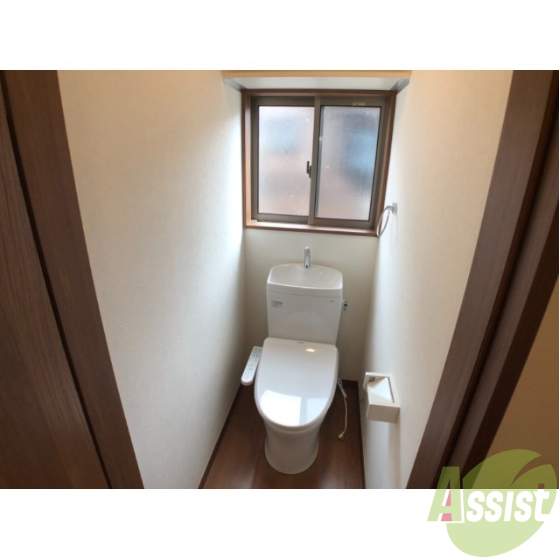 トイレ　温水洗浄便座付きのトイレは、使用しやすくうれしいですね。