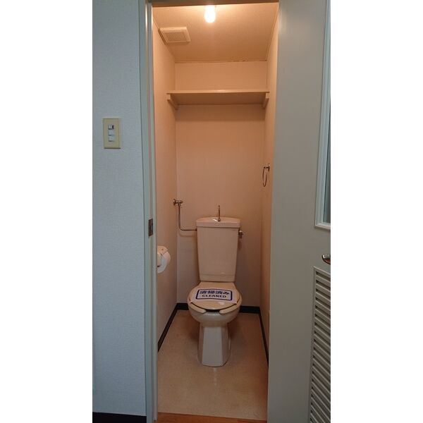 トイレ　落ち着いた色調のトイレです