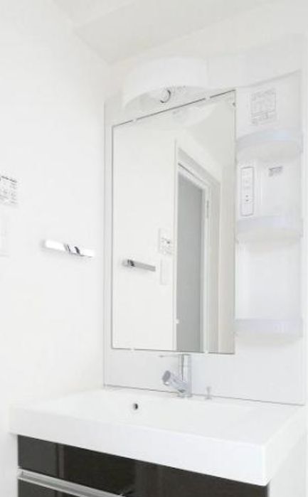 洗面設備　明るい洗面所です