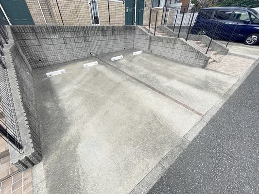 駐車場　敷地内駐車場有り