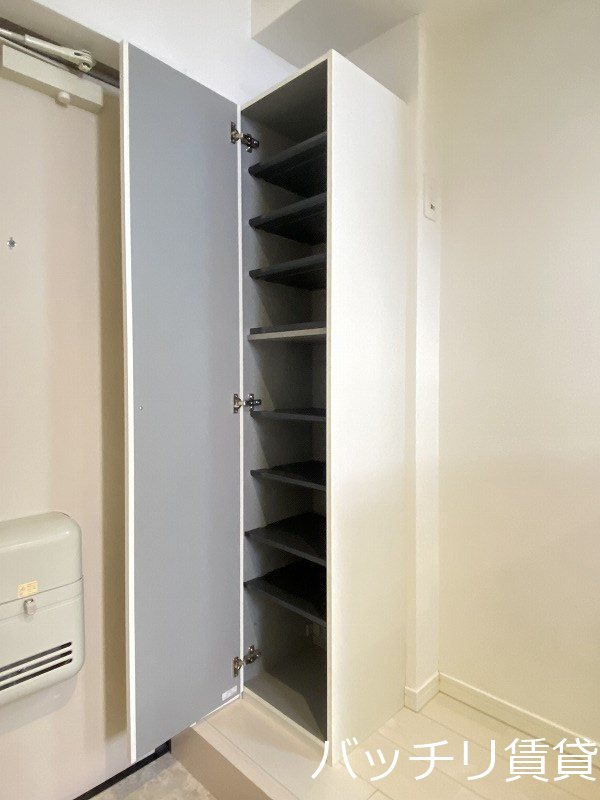 玄関　同型タイプの為、現状を優先いたします。