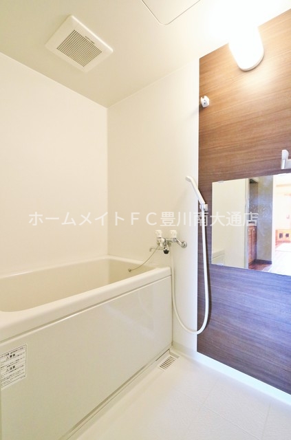 バス・シャワールーム　同型別部屋写真（反転）