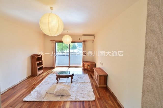 居室・リビング　同型別部屋写真（反転）