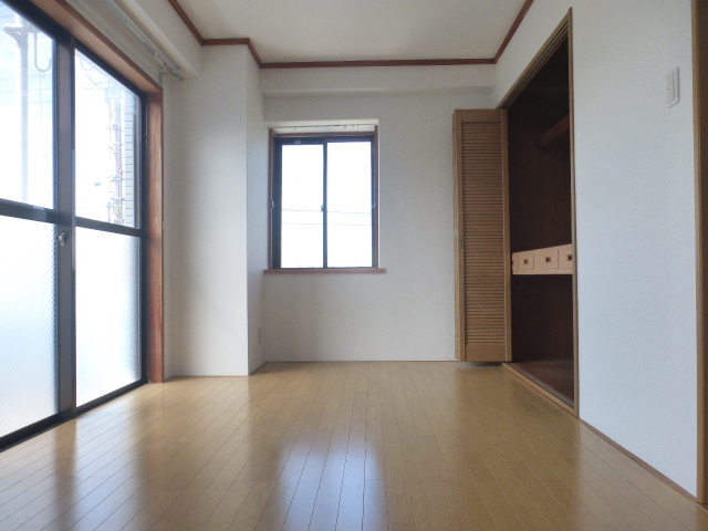 その他部屋・スペース　南側洋室6帖　　ワイドなクローゼット付