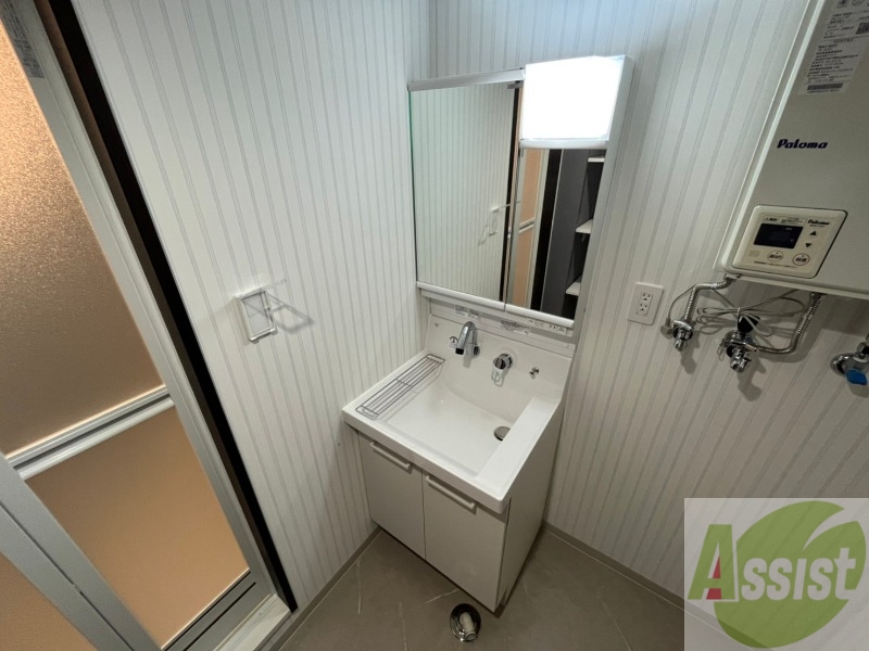 洗面設備　シャンプードレッサー。身支度はここでばっちりですね。