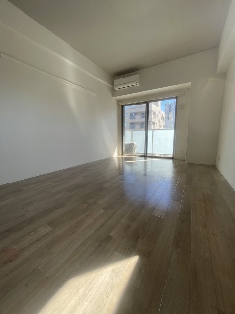 居室・リビング　同物件別号室のものです。