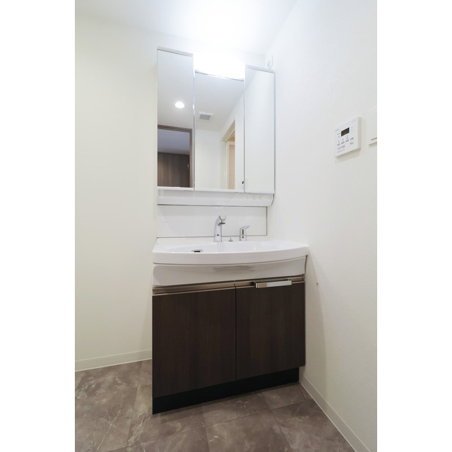 洗面設備　ゆったりとスペースのある洗面所