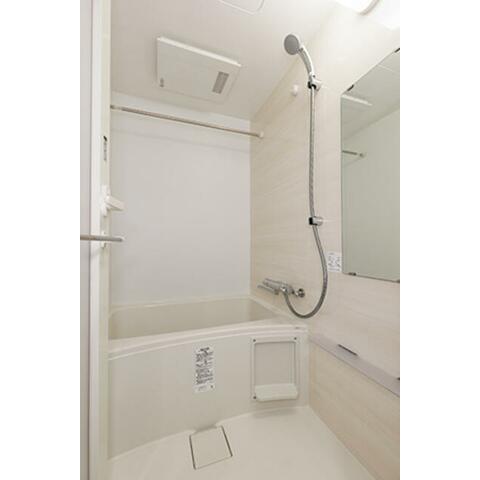 バス・シャワールーム　清潔感のあるバスルームです。