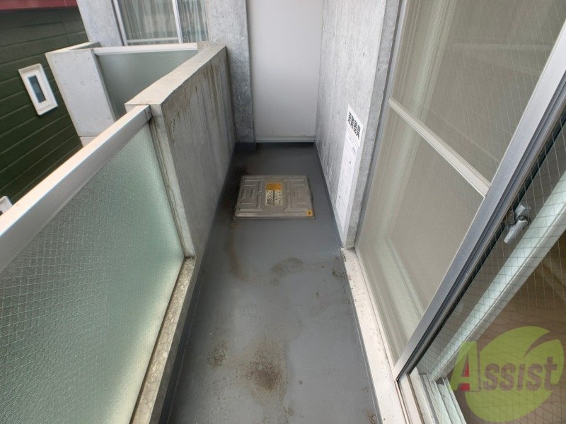 バルコニー　バルコニー。洗濯物がはかどりそうな広さがありますよ。