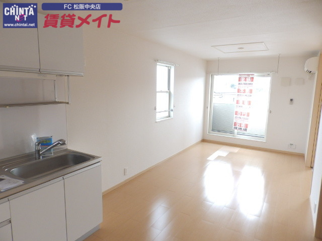 居室・リビング　同物件別室の写真です