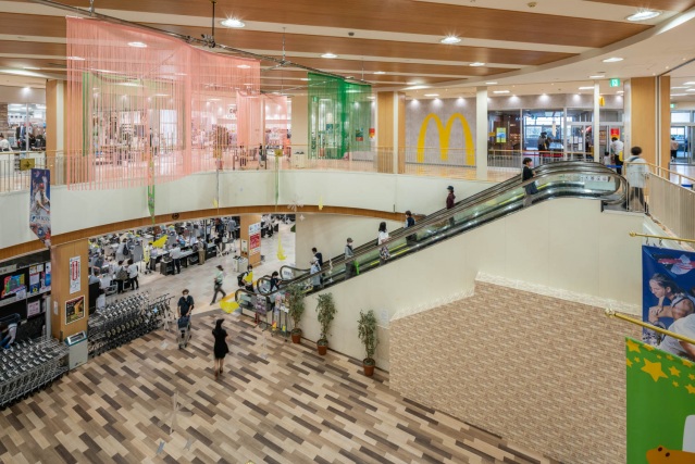 飲食店　マクドナルドDew阪急山田店（飲食店）まで425m