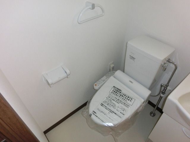 トイレ　シャワートイレ付き