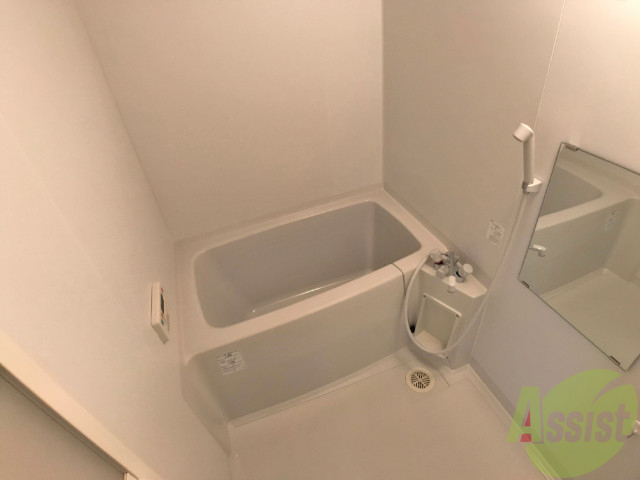 バス・シャワールーム　バスルームは狭すぎず、シャワーも浴びやすそうです。