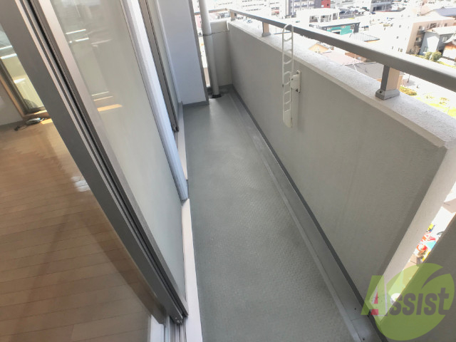 バルコニー　バルコニー。洗濯物がはかどりそうな広さがありますよ。