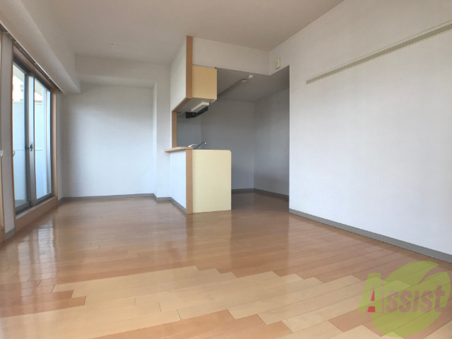 居室・リビング　約１２帖のＬＤＫ。窓も大きく解放感があります。