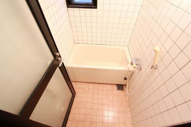 バス・シャワールーム　賃貸ではめずらしい贅沢なタイル張りのバスルーム