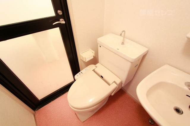 トイレ　お手洗いの横にも収納があります。