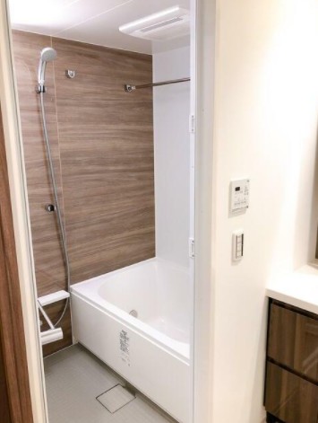 バス・シャワールーム　追い焚き機能、浴室乾燥機付きバス。