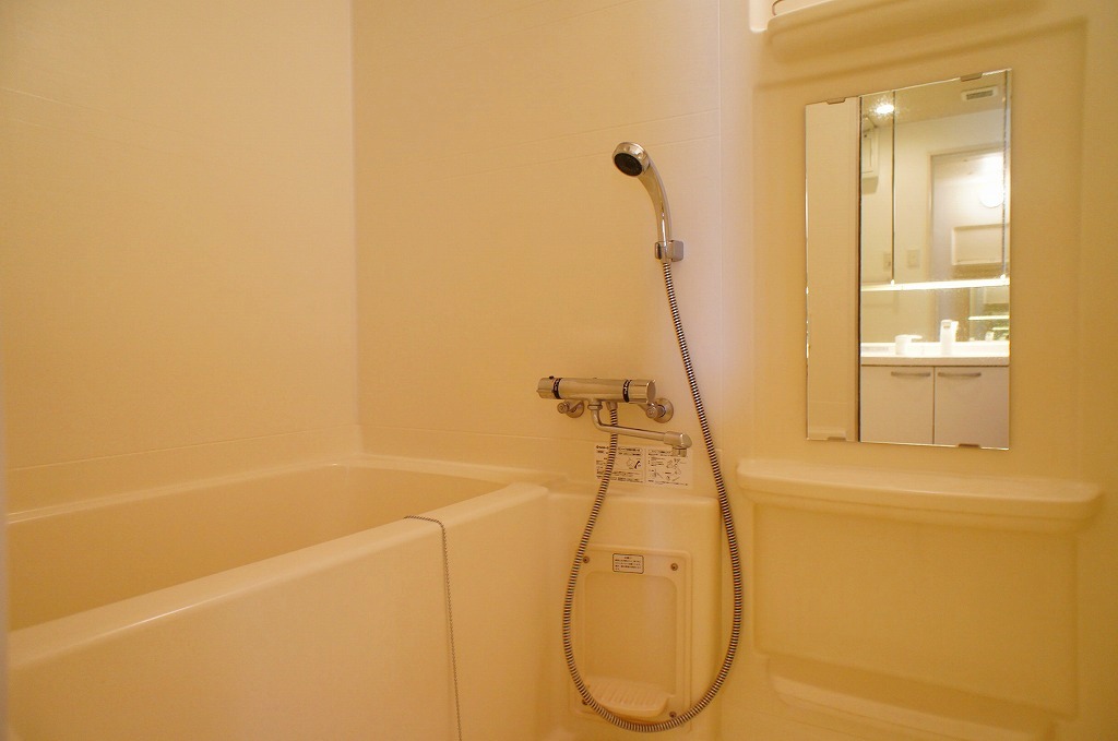 バス・シャワールーム　コンパクトで使いやすいお風呂です