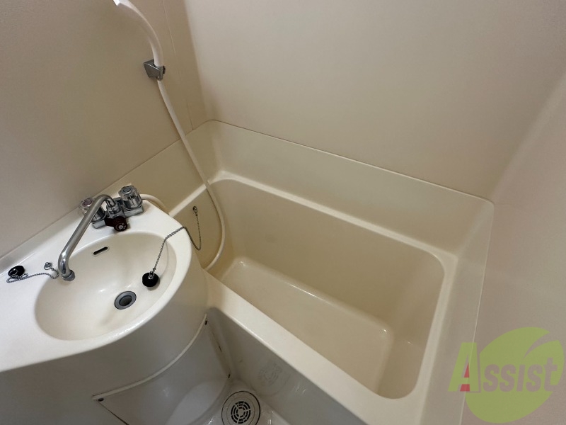 バス・シャワールーム　バスタブは広くはないかもしれませんが、ちゃんと浸かれそうです