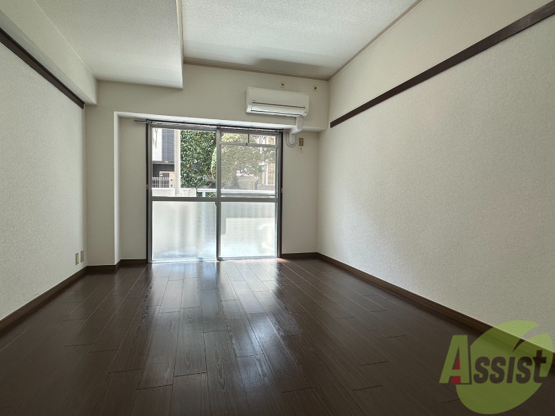 居室・リビング　リビングは７帖、一人暮らしにはちょうどいいですね