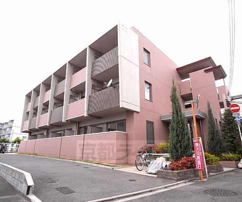 建物外観　赤い外観が可愛いです。