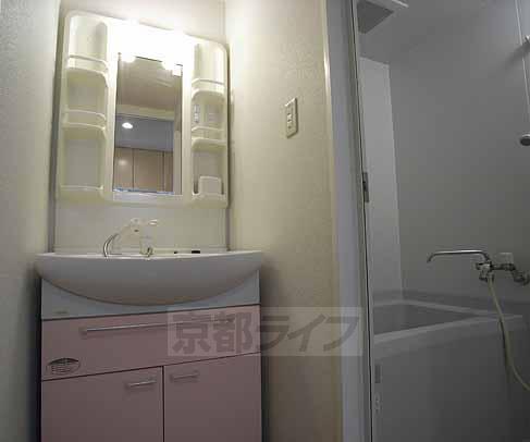 洗面設備　ピンクの独立洗面台。