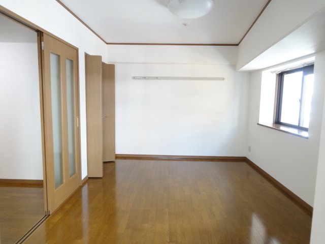 居室・リビング　同物件別号室のものです。