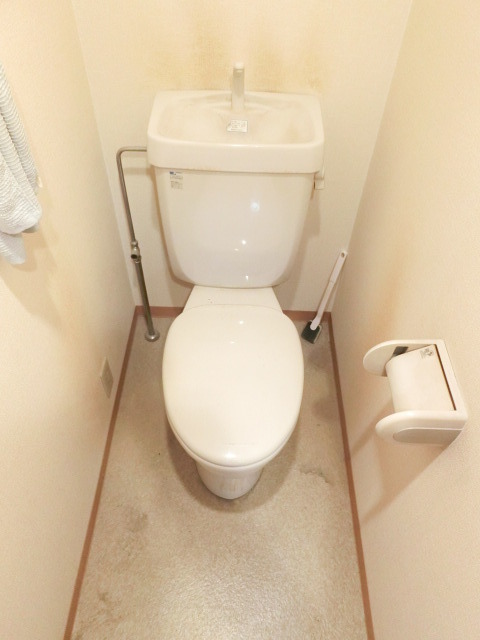 トイレ　落ち着く広さのトイレです。