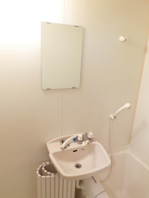 洗面設備　鏡付きの洗面台です。