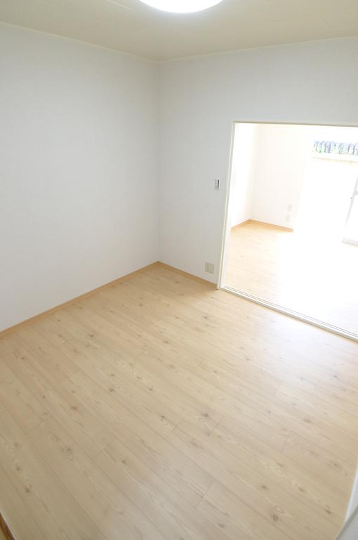 その他部屋・スペース　明るい2階洋室（各部屋に照明器具付）