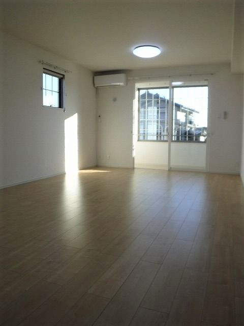 居室・リビング　南面リビング（エアコン完備）・東面に換気採光窓あり