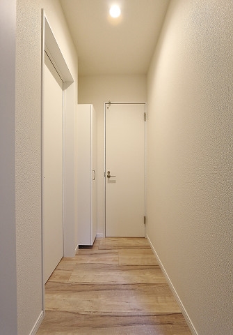 玄関　木目がきれいなフローリングです