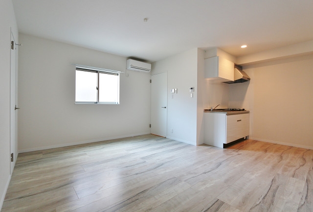 居室・リビング　白を基調としたデザイン性ある室内です