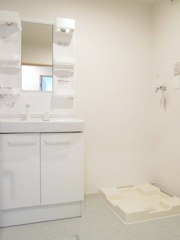 洗面設備　明るい洗面所です