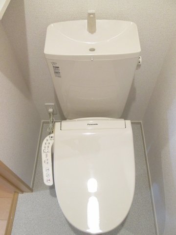 トイレ　落ち着いた色調のトイレです