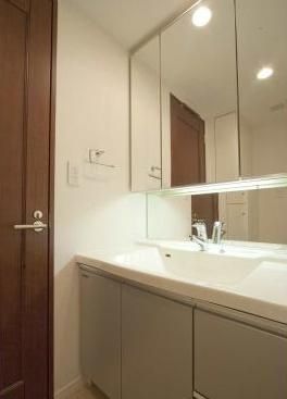 洗面設備　★広々な洗面台スペース★