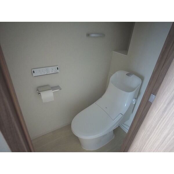 トイレ　落ち着いた色調のトイレです