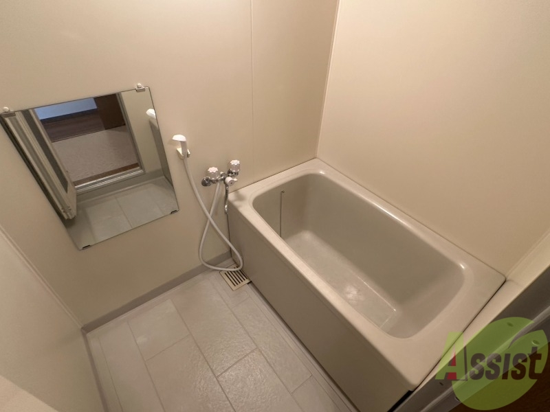 バス・シャワールーム　バスルームは狭すぎず、シャワーも浴びやすそうです。